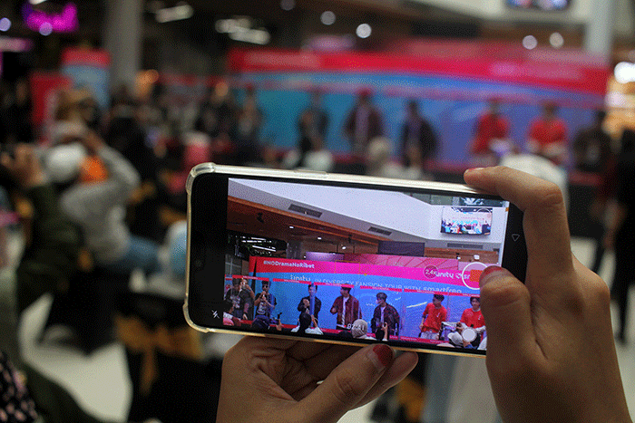 Smartfren mengajak UN1TY menyapa pelanggan setia dan YOUN1T di acara terbatas fansign roadshow UN1TY in Diversity di Bekasi.