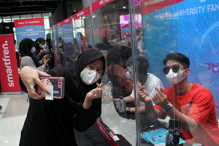 Smartfren mengajak UN1TY menyapa pelanggan setia dan YOUN1T di acara terbatas fansign roadshow UN1TY in Diversity di Bekasi.