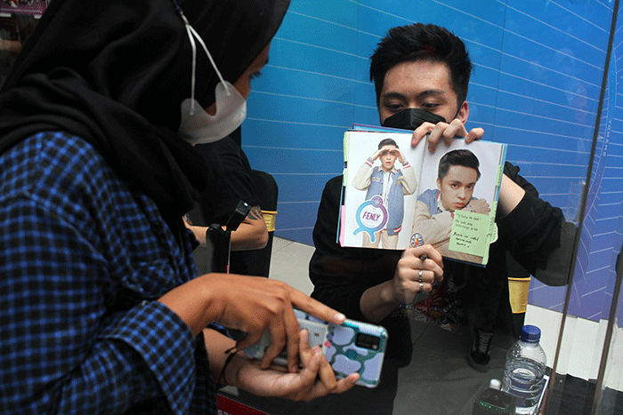 Smartfren mengajak UN1TY menyapa pelanggan setia dan YOUN1T di acara terbatas fansign roadshow UN1TY in Diversity di Bekasi.