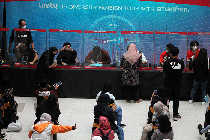 Smartfren mengajak UN1TY menyapa pelanggan setia dan YOUN1T di acara terbatas fansign roadshow UN1TY in Diversity di Bekasi.