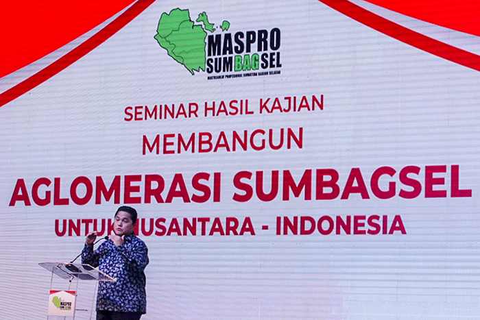 Menteri Badan Usaha Milik Negara (BUMN) Erick Thohir menyampaikan pidato kunci dalam seminar membangun aglomerasi Sumatera Bagian Selatan (Sumbagsel).