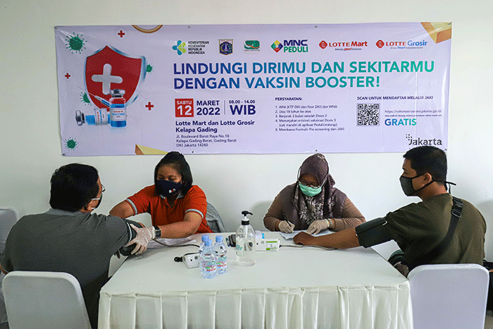 Vaksinator menyuntikkan vaksin Covid-19 dosis ketiga (Booster) kepada warga di Lotte Mart, Kelapa Gading, Jakarta Utara, Sabtu (12/3/2022).
