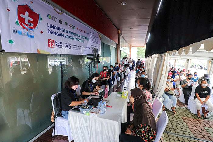 Vaksinator menyuntikkan vaksin Covid-19 dosis ketiga (Booster) kepada warga di Lotte Mart, Kelapa Gading, Jakarta Utara, Sabtu (12/3/2022).