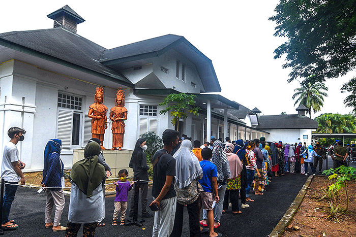 Gubernur Sumsel Herman Deru didampingi Korwil ICSB Sumsel Samantha Tivani ikut memantau dan menyerahkan minyak goreng saat operasi pasar di Museum Tekstil.