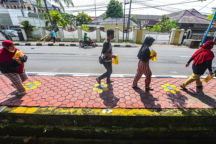 Gubernur Sumsel Herman Deru didampingi Korwil ICSB Sumsel Samantha Tivani ikut memantau dan menyerahkan minyak goreng saat operasi pasar di Museum Tekstil.
