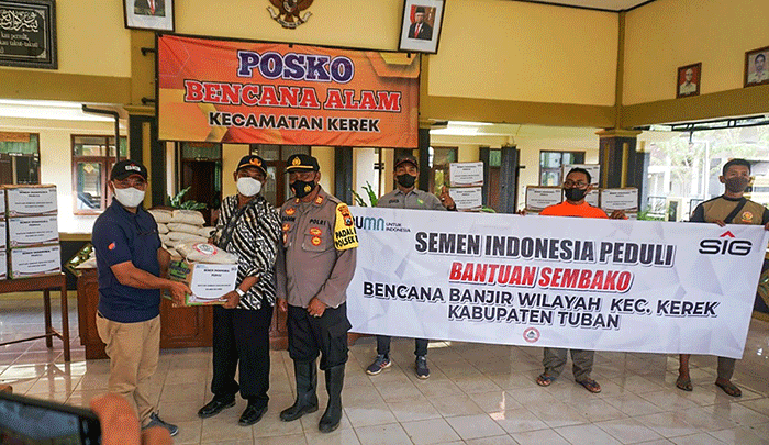 Tim Keselamatan dan Kesehatan Kerja (K3) SIG membantu membersihkan fasilitas umum yang terendam lumpur akibat banjir.