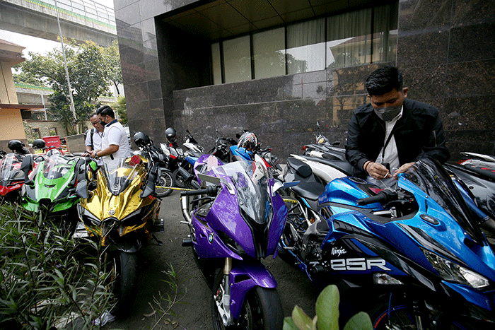 Dittipidsiber Bareskrim Polri menyita mobil Porsche hingga belasan motor gede (moge) milik tersangka Quotex Doni Salmanan.