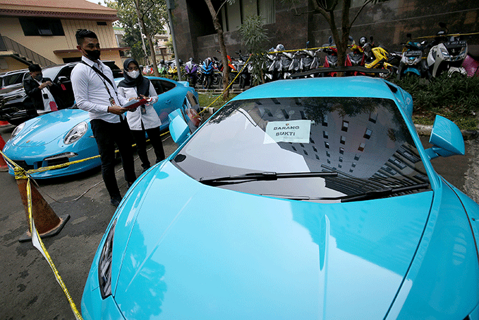 Dittipidsiber Bareskrim Polri menyita mobil Porsche hingga belasan motor gede (moge) milik tersangka Quotex Doni Salmanan.