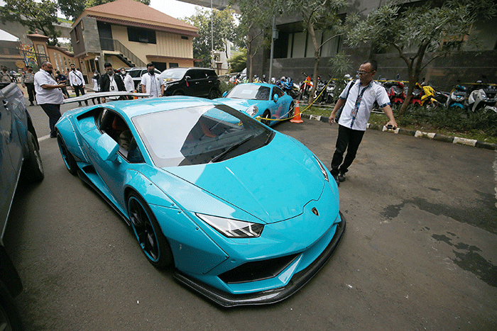 Dittipidsiber Bareskrim Polri menyita mobil Porsche hingga belasan motor gede (moge) milik tersangka Quotex Doni Salmanan.