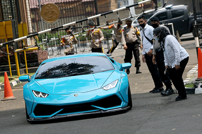 Dittipidsiber Bareskrim Polri menyita mobil Porsche hingga belasan motor gede (moge) milik tersangka Quotex Doni Salmanan.