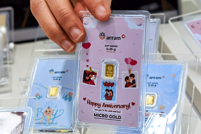 Pedagang menunjukan produk emas Batangan gift series di Toko Hartadinata Abadi, Cikini Gold Center, Jakarta, Senin (14/3/2022).