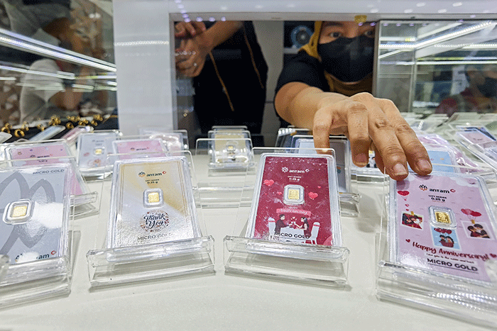 Pedagang menunjukan produk emas Batangan gift series di Toko Hartadinata Abadi, Cikini Gold Center, Jakarta, Senin (14/3/2022).