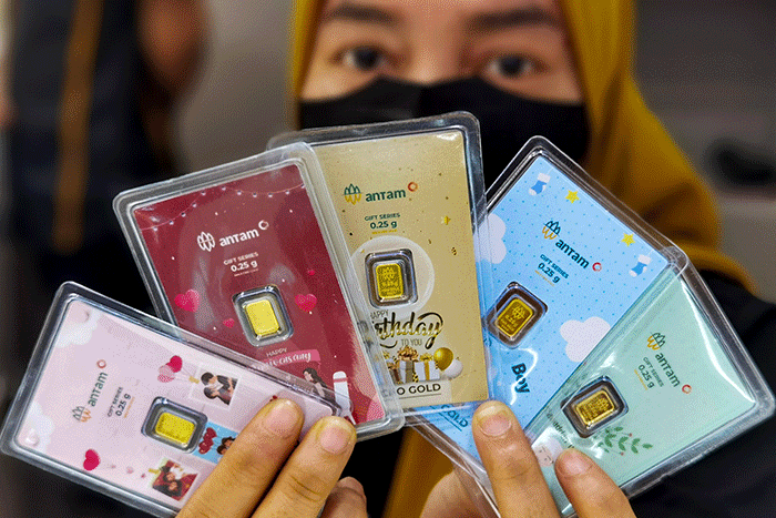 Pedagang menunjukan produk emas Batangan gift series di Toko Hartadinata Abadi, Cikini Gold Center, Jakarta, Senin (14/3/2022).
