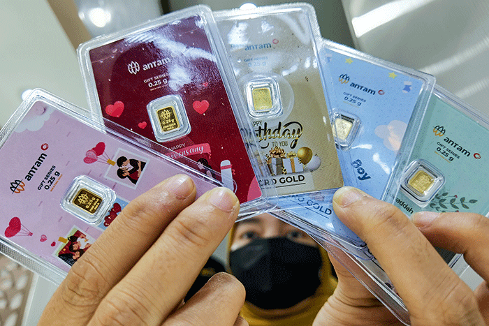 Pedagang menunjukan produk emas Batangan gift series di Toko Hartadinata Abadi, Cikini Gold Center, Jakarta, Senin (14/3/2022).