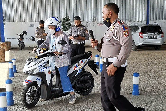 Ratusan AO PNM Mekaar di wilayah Garut dan Sukabumi mengikuti pelatihan langsung safety riding, Senin (14/3/2022).