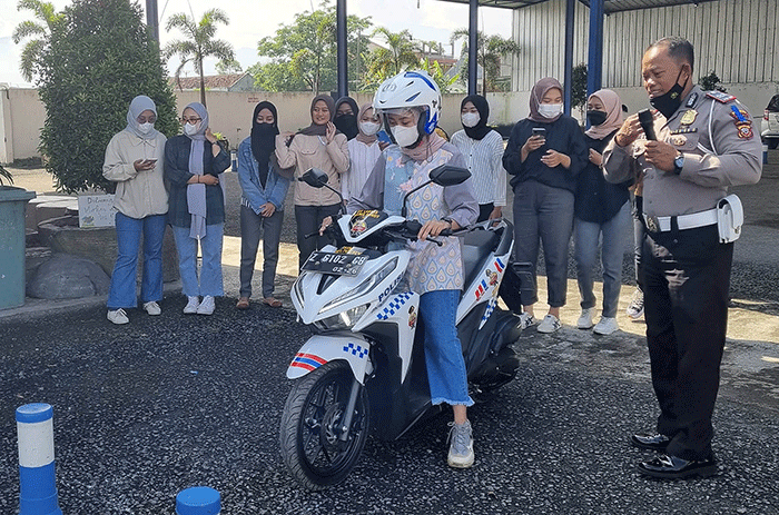 Ratusan AO PNM Mekaar di wilayah Garut dan Sukabumi mengikuti pelatihan langsung safety riding, Senin (14/3/2022).