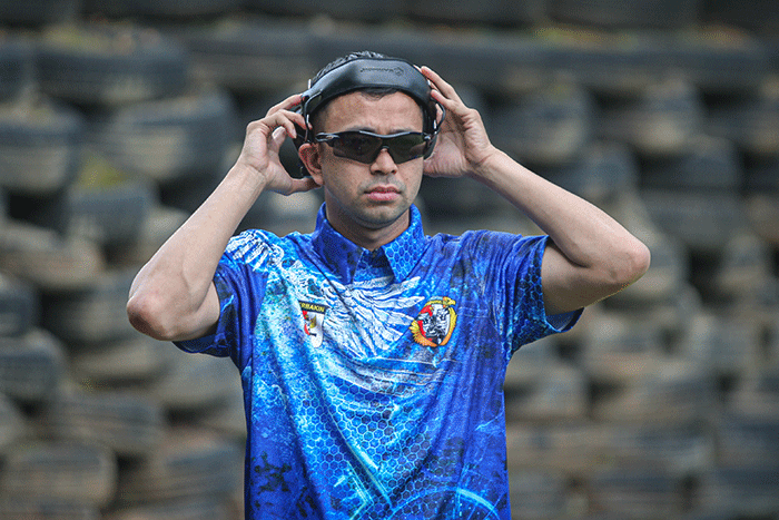 Raffi Ahmad membidik sasaran tembak saat mengikuti Lomba Tembak Piala Komandan Pasukan Pengamanan Presiden (Danpaspampres) 2022 di Lapangan Tembak Senayan.