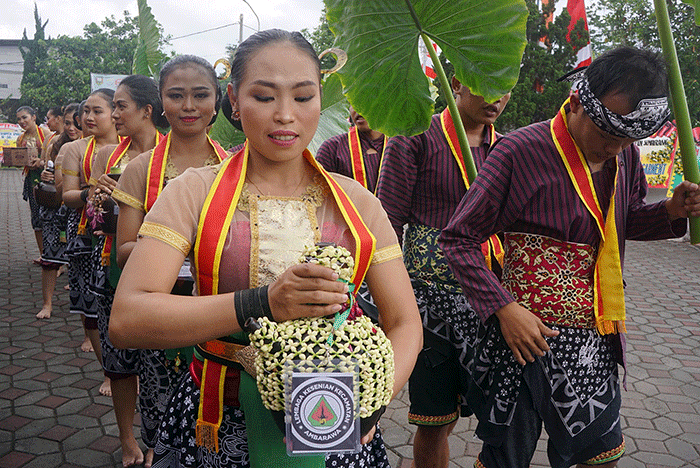 Proses jamasan pusaka dalam rangka hari jadi ke-501 Kabupaten Semarang, di Pendopo Kabupaten Semarang, Jawa Tengah, Senin (14/3/2022).