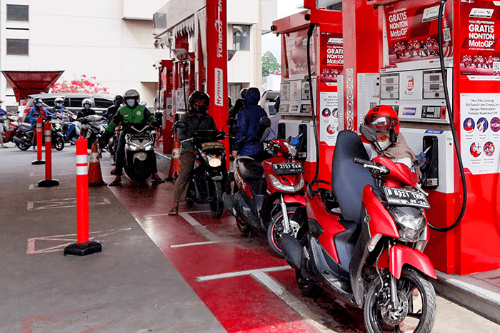 Pengendara saat mengisi BBM di SPBU Pertamina kawasan Jakarta Selatan, Minggu (13/3/2022).