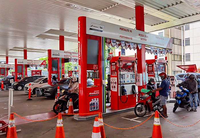 Pengendara saat mengisi BBM di SPBU Pertamina kawasan Jakarta Selatan, Minggu (13/3/2022).