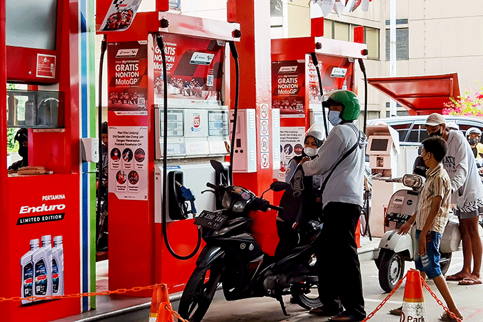 Pengendara saat mengisi BBM di SPBU Pertamina kawasan Jakarta Selatan, Minggu (13/3/2022).
