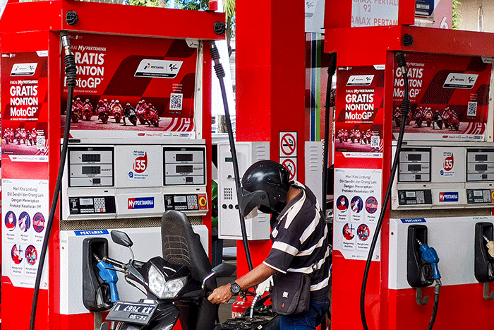 Pengendara saat mengisi BBM di SPBU Pertamina kawasan Jakarta Selatan, Minggu (13/3/2022).