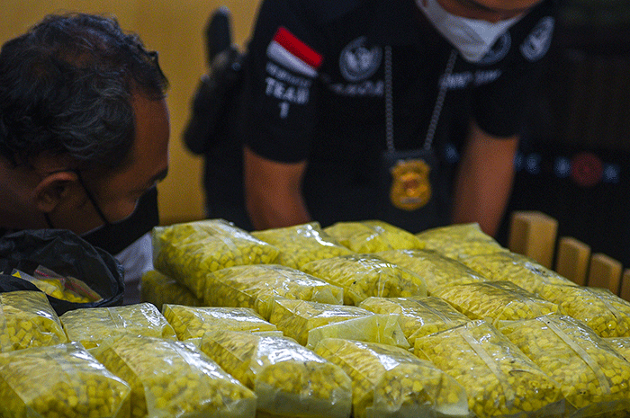 Menurut Kepala BNNP Sumsel Brigjen Pol Djoko Prihadi tersangka RM selain menyimpan juga menjual narkoba untuk wilayah Kota Palembang.