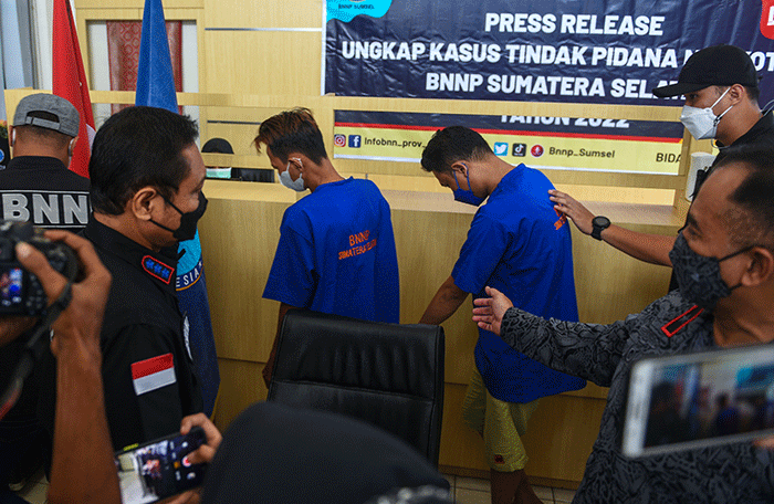 Menurut Kepala BNNP Sumsel Brigjen Pol Djoko Prihadi tersangka RM selain menyimpan juga menjual narkoba untuk wilayah Kota Palembang.