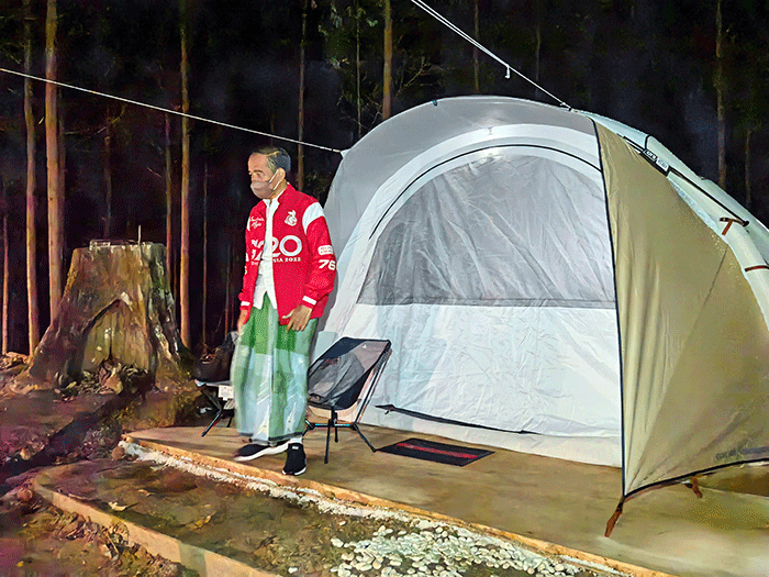Presiden Joko Widodo tampak menikmati malam di Ibu Kota Nusantara (IKN), Kabupaten Penajam Paser Utara, Provinsi Kalimantan Timur, Senin (14/3/2022).