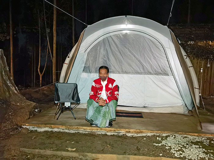 Presiden Joko Widodo tampak menikmati malam di Ibu Kota Nusantara (IKN), Kabupaten Penajam Paser Utara, Provinsi Kalimantan Timur, Senin (14/3/2022).