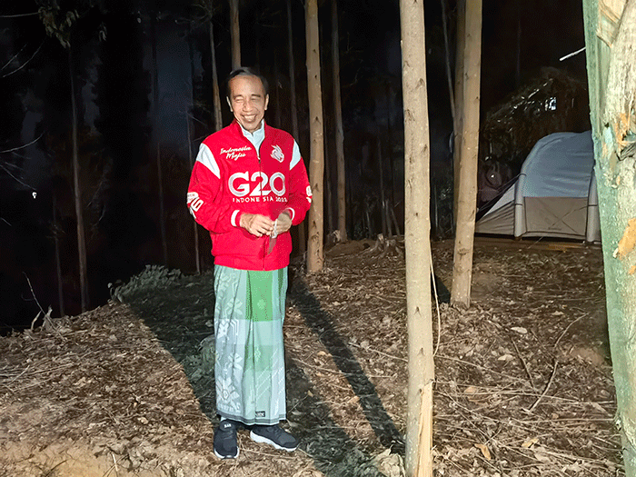 Presiden Joko Widodo tampak menikmati malam di Ibu Kota Nusantara (IKN), Kabupaten Penajam Paser Utara, Provinsi Kalimantan Timur, Senin (14/3/2022).
