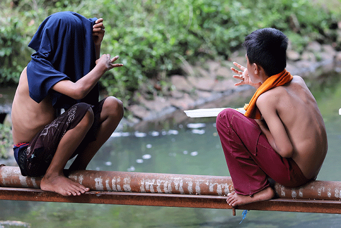 Sejumlah anak menikmati makanan dan bermain di Kali Gresik, Menteng, Jakarta, Senin (14/3/2022).