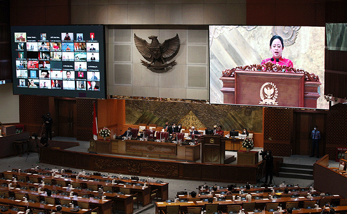 Ketua DPR Puan Maharani menyampaikan pidatonya saat Rapat Paripurna DPR ke-17 Masa Persidangan IV Tahun Sidang 2021-2022 di Kompleks Parlemen.