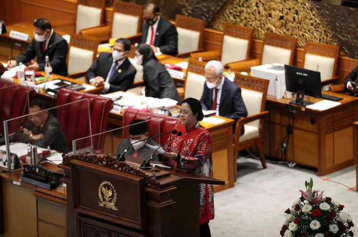 Ketua DPR Puan Maharani menyampaikan pidatonya saat Rapat Paripurna DPR ke-17 Masa Persidangan IV Tahun Sidang 2021-2022 di Kompleks Parlemen.