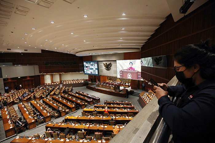 Ketua DPR Puan Maharani menyampaikan pidatonya saat Rapat Paripurna DPR ke-17 Masa Persidangan IV Tahun Sidang 2021-2022 di Kompleks Parlemen.
