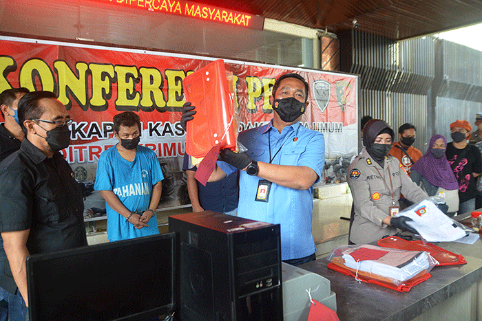 Dirreskrimum Polda Jateng Kombes Pol Djuhandani Rahardjo Puro memperlihatkan sejumlah barang bukti kasus penipuan dana haji.