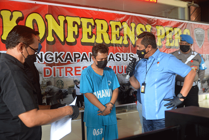 Dirreskrimum Polda Jateng Kombes Pol Djuhandani Rahardjo Puro memperlihatkan sejumlah barang bukti kasus penipuan dana haji.