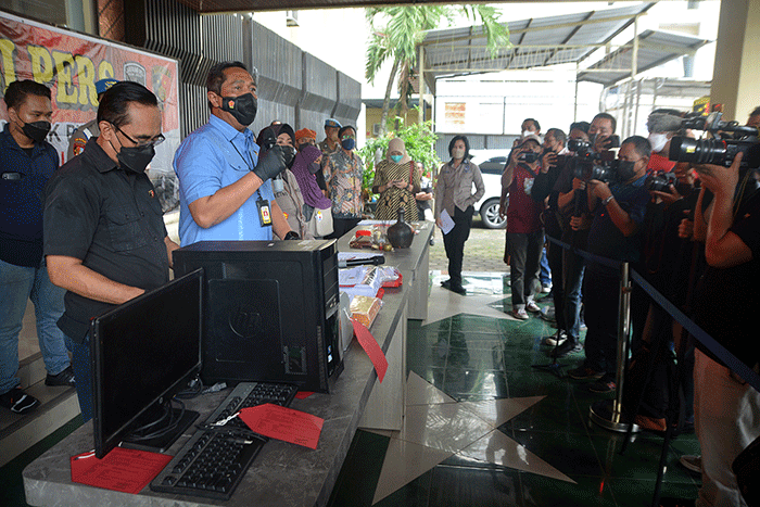 Dirreskrimum Polda Jateng Kombes Pol Djuhandani Rahardjo Puro memperlihatkan sejumlah barang bukti kasus penipuan dana haji.