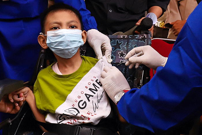 Wakil Ketua Komisi IX DPR RI Charles Honoris saat meninjau vaksinasi booster bagi disabilitas di SLB Negeri 9 Jakarta, Sunter, Jakarta Utara.