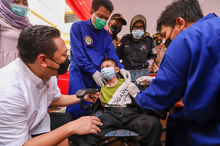 Wakil Ketua Komisi IX DPR RI Charles Honoris saat meninjau vaksinasi booster bagi disabilitas di SLB Negeri 9 Jakarta, Sunter, Jakarta Utara.