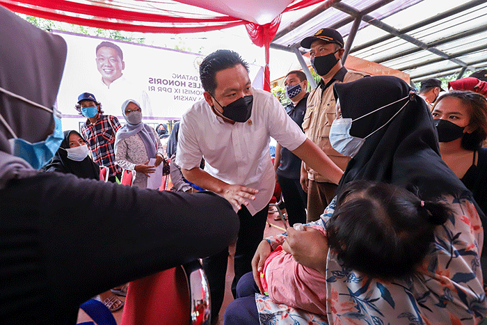 Wakil Ketua Komisi IX DPR RI Charles Honoris saat meninjau vaksinasi booster bagi disabilitas di SLB Negeri 9 Jakarta, Sunter, Jakarta Utara.