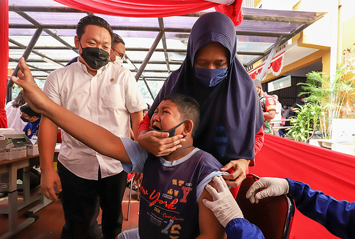 Wakil Ketua Komisi IX DPR RI Charles Honoris saat meninjau vaksinasi booster bagi disabilitas di SLB Negeri 9 Jakarta, Sunter, Jakarta Utara.