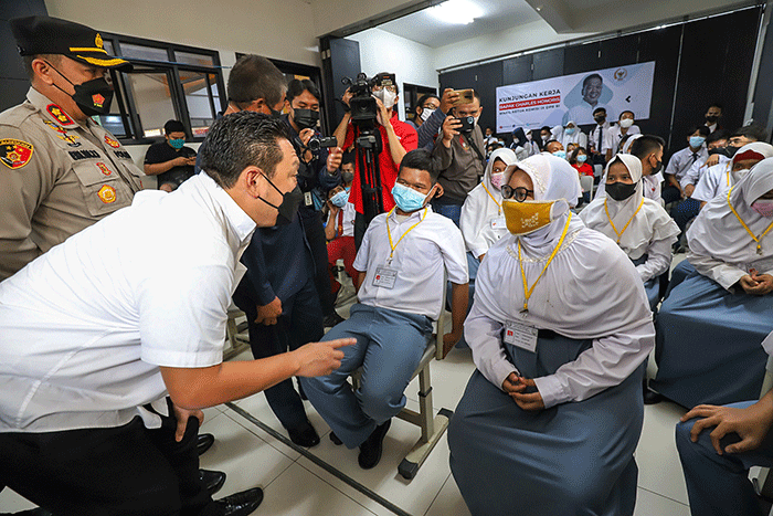 Wakil Ketua Komisi IX DPR RI Charles Honoris saat meninjau vaksinasi booster bagi disabilitas di SLB Negeri 9 Jakarta, Sunter, Jakarta Utara.