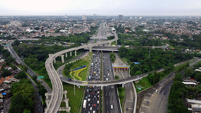 Foto udara lalu lintas kendaraan ramai lancar di jalan Tol Jagorawi di kawasan TMII, Jakarta.