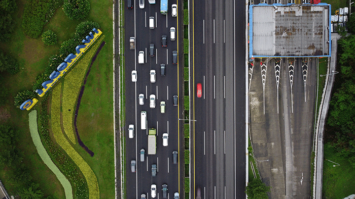 Foto udara lalu lintas kendaraan ramai lancar di jalan Tol Jagorawi di kawasan TMII, Jakarta.