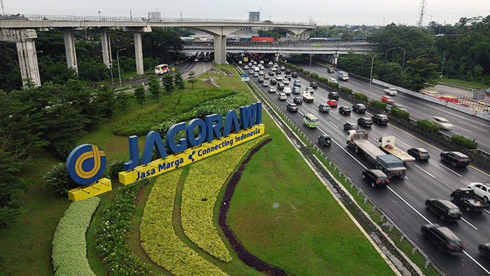 Foto udara lalu lintas kendaraan ramai lancar di jalan Tol Jagorawi di kawasan TMII, Jakarta.