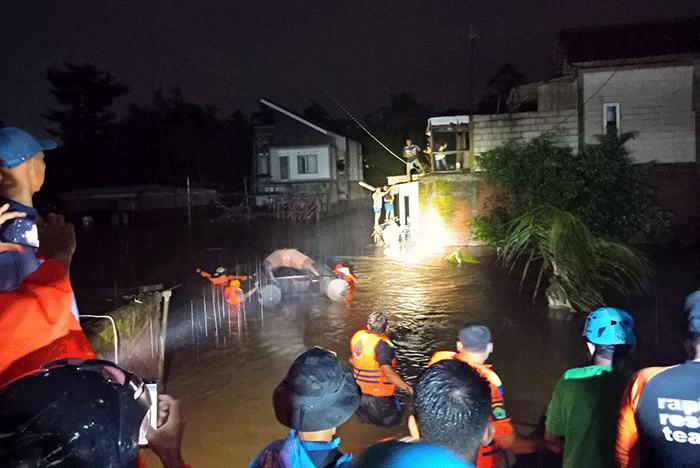 Tim penyelamat gabungan BPBD Kota Malang, TNI, Polri dan relawan berusaha mengevakuasi warga yang terjebak Banjir bandang.
