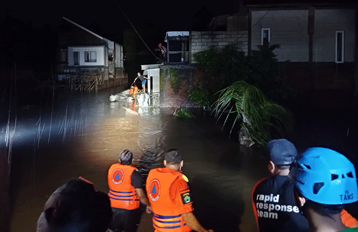 Tim penyelamat gabungan BPBD Kota Malang, TNI, Polri dan relawan berusaha mengevakuasi warga yang terjebak Banjir bandang.