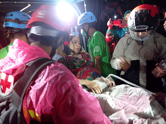 Tim penyelamat gabungan BPBD Kota Malang, TNI, Polri dan relawan berusaha mengevakuasi warga yang terjebak Banjir bandang.