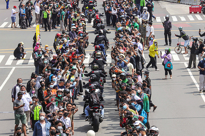 Pembalap MotoGP Marc Márquez melakukan aksi burn out saat parade jelang MogoGP Mandalika di kawasan Sarinah, Thamrin, Jakarta Pusat, Rabu (16/3/2022).